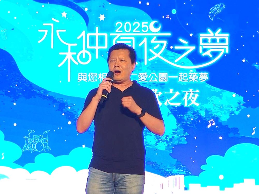 《圖說》副市長朱惕之與民眾合唱同歡，展現個人獨特的魅力及親和力。〈永和區公所提供〉