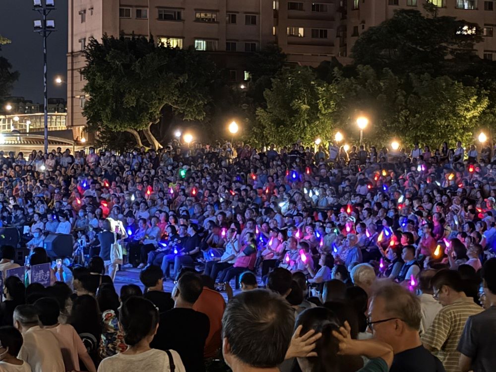 《圖說》「永和仲夏夜之夢」壓軸場2,000人擠爆仁愛公園，座無虛席。〈永和區公所提供〉