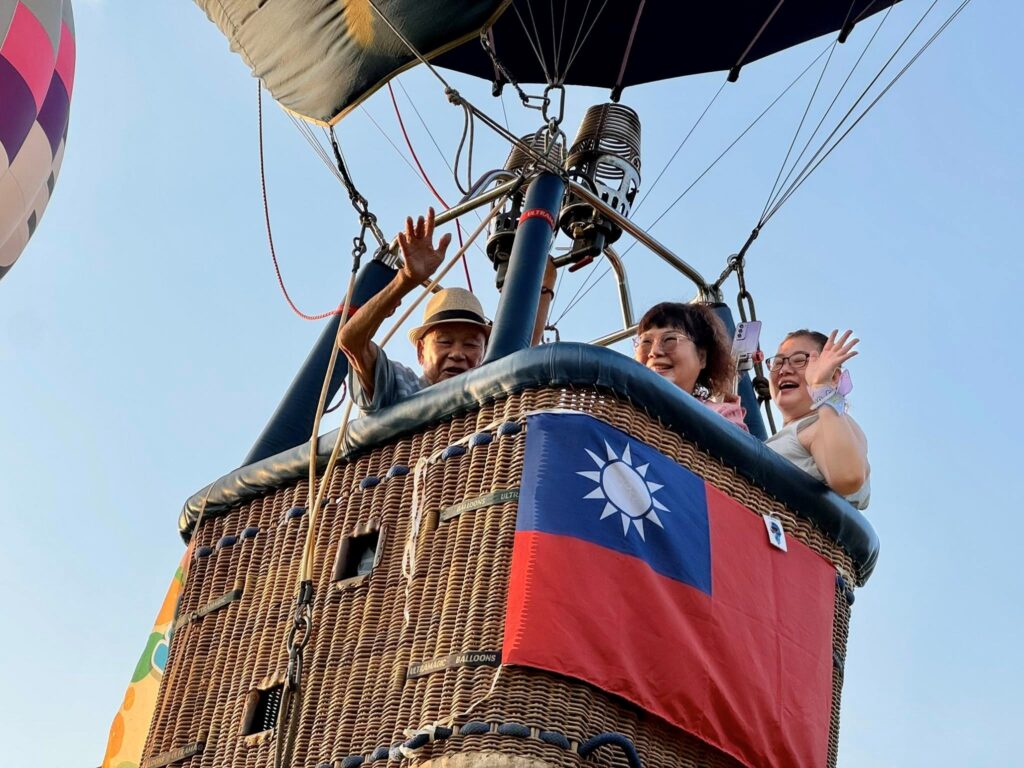 台中石岡熱氣球人氣爆棚 單日湧入15萬人 2 93%E6%AD%B2%E7%88%BA%E5%A4%9C%E6%8E%92%E5%9C%93%E5%A4%A2%E5%88%9D%E9%A3%9B 0