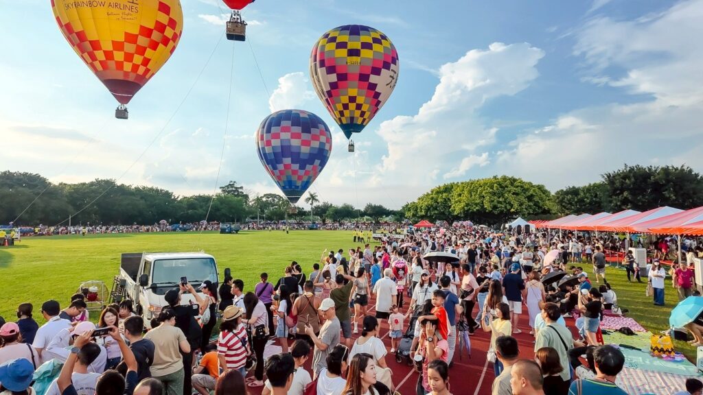 台中石岡熱氣球人氣爆棚 單日湧入15萬人 3 %E6%B0%91%E7%9C%BE%E6%90%B6%E6%8B%8D%E7%86%B1%E6%B0%A3%E7%90%83%E5%8D%87%E7%A9%BA 0