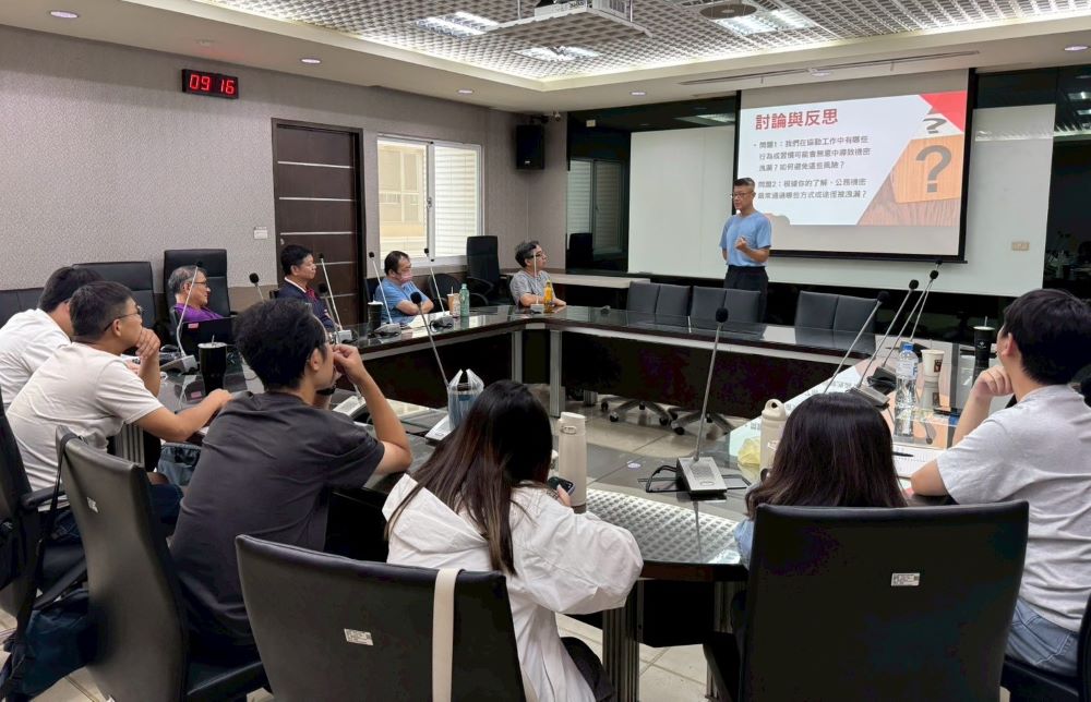 強化企業義消保密與法令觀念 新北消講座解析案例 1 《圖說》新北消政風室主任林三龍講授救護案件洩密案例分享。〈政風室提供〉