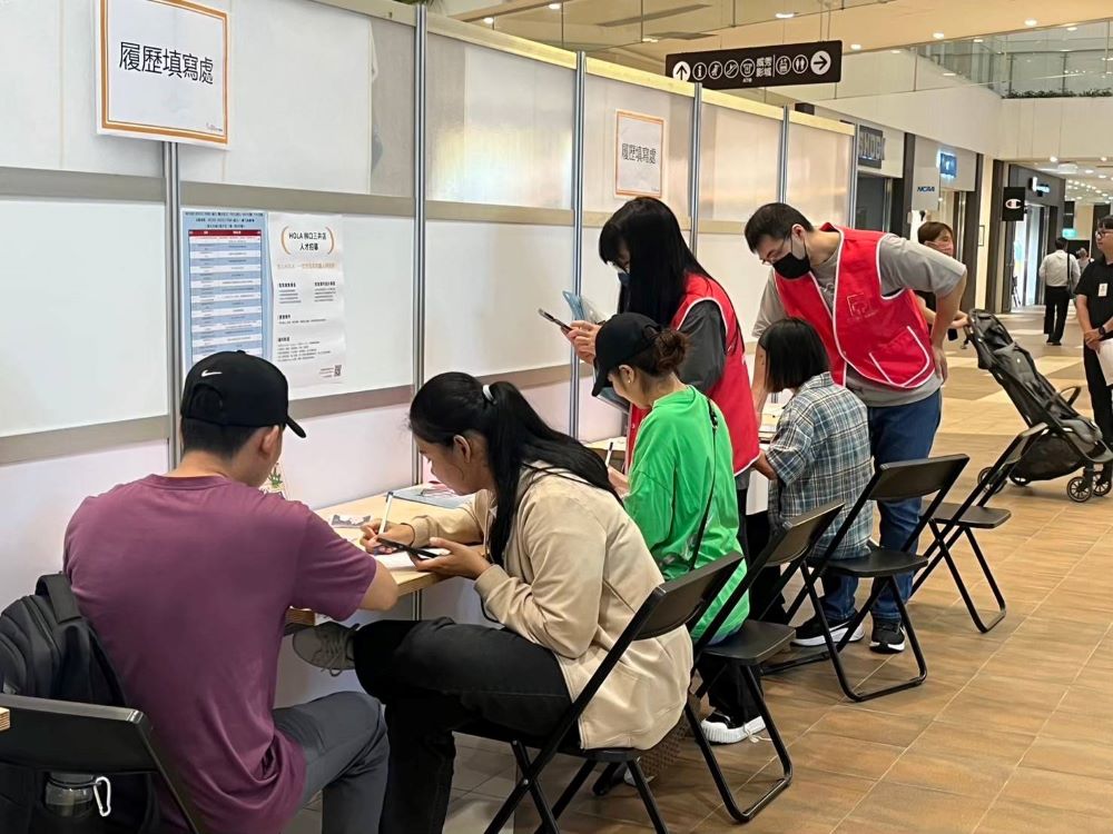 《圖說》就博會現場提供履歷填寫諮詢服務。〈勞工局提供〉