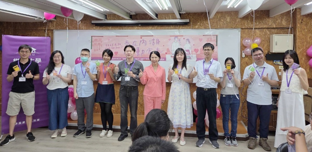 ▲內湖區公所特地準備小禮物，由副區長郭素蓉(中)致贈參加者，嘉許每一位為愛付出的人。（圖／戀愛大學提供）