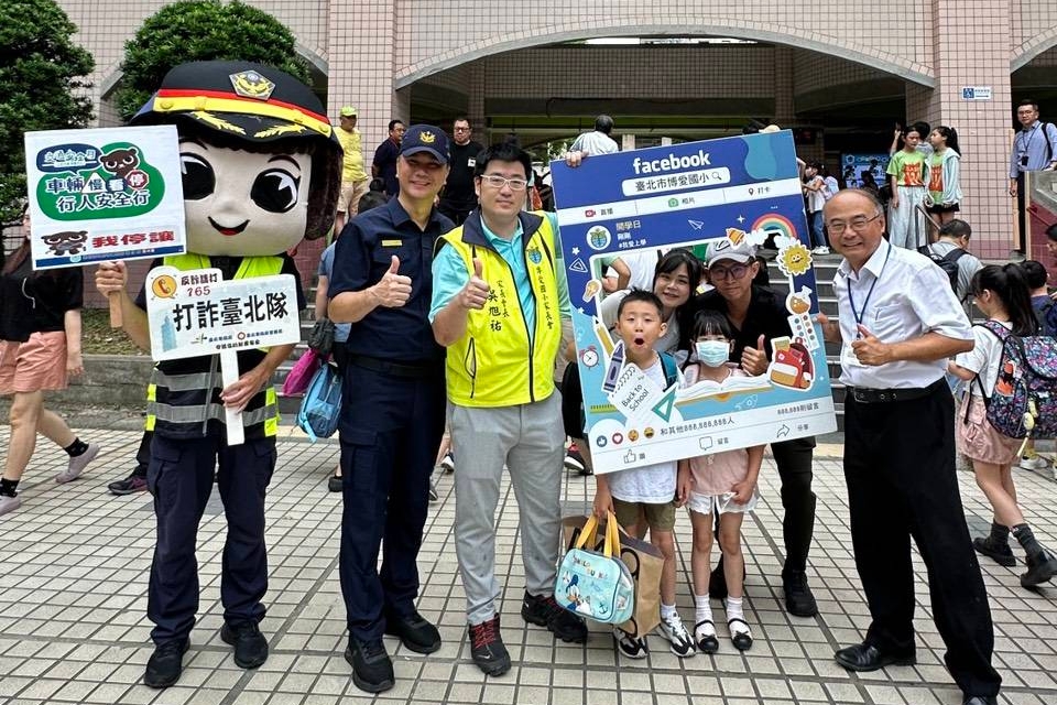 迎接開學日 信義警守護學童安全 同步宣導交安及反詐 1 MEITU 20250901 095149101