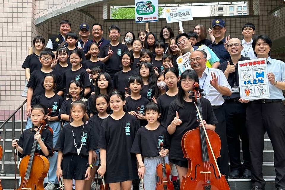 迎接開學日 信義警守護學童安全 同步宣導交安及反詐 2 MEITU 20250901 095220300