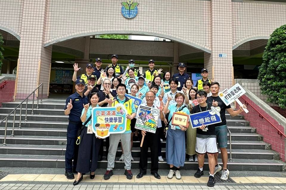 迎接開學日 信義警守護學童安全 同步宣導交安及反詐 3 MEITU 20250901 095241993