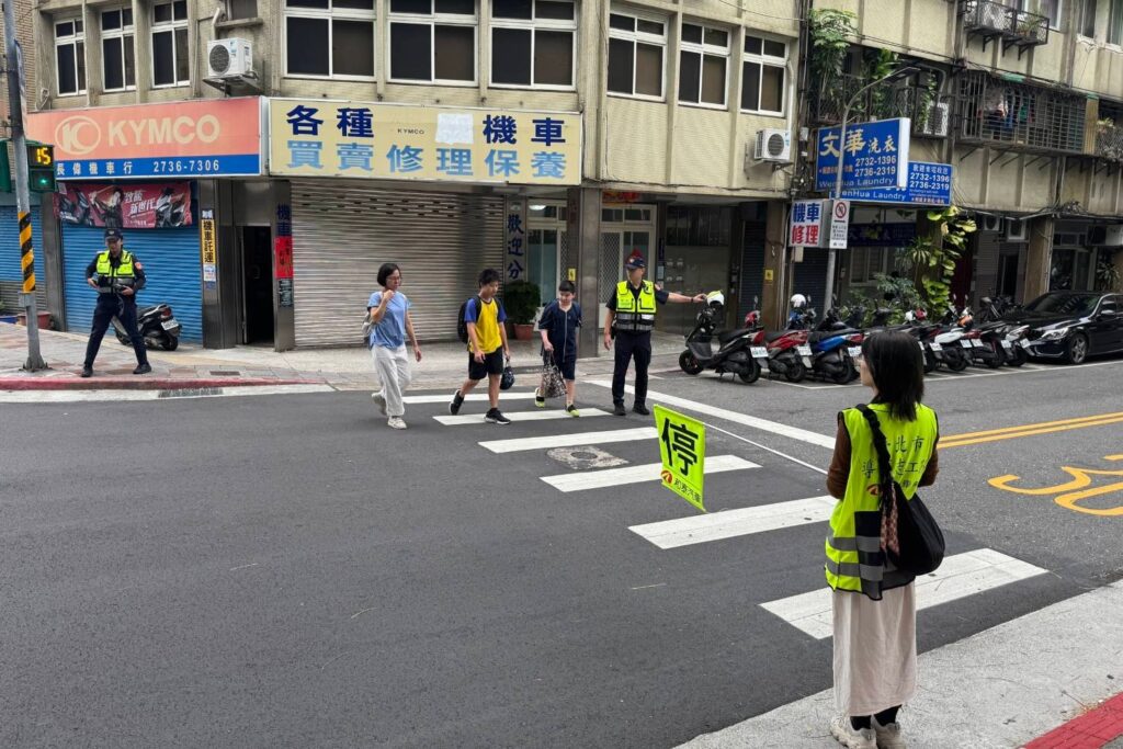 迎接開學日 信義警守護學童安全 同步宣導交安及反詐 4 MEITU 20250901 095256804