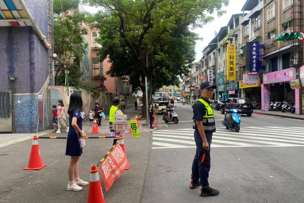 迎接開學日 信義警守護學童安全 同步宣導交安及反詐 5 MEITU 20250901 095316390