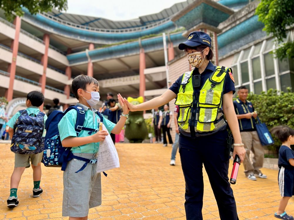 《圖說》婦幼隊於光復國小護童。〈市警局提供〉