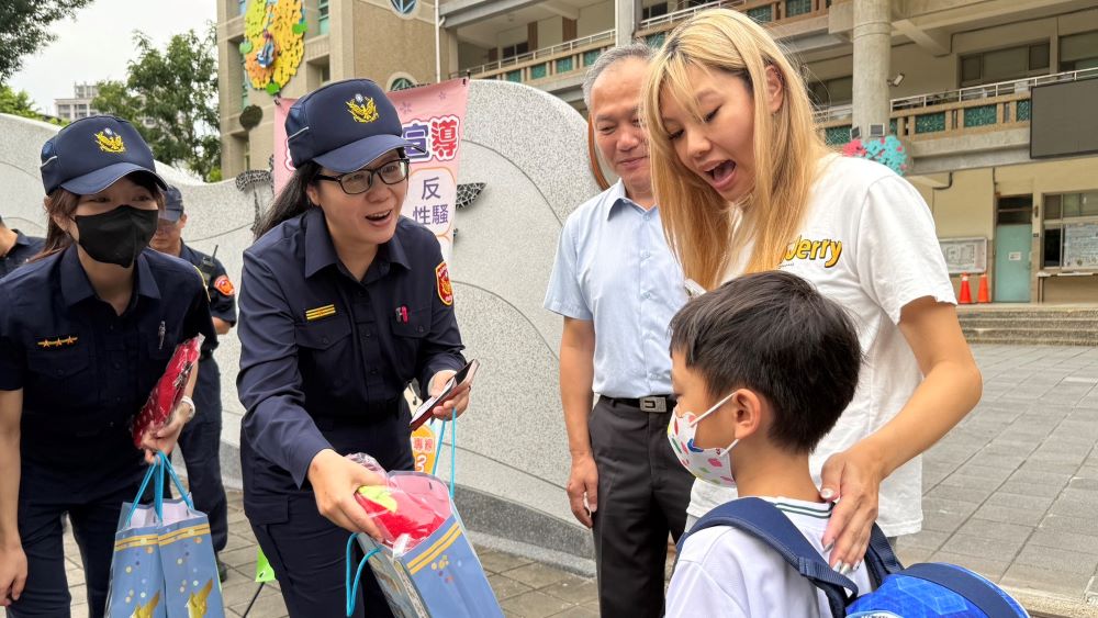 《圖說》永和分局在頂溪國小執行護童勤務。〈市警局提供〉