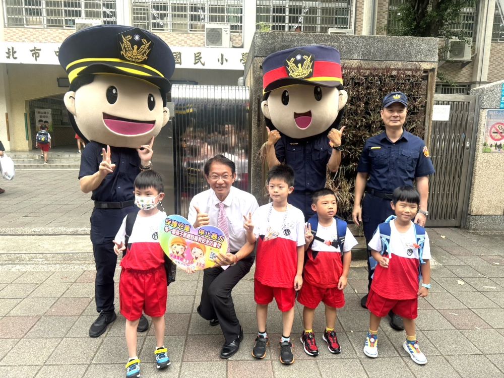 《圖說》中和分局在秀山國小執行護童勤務。〈市警局提供〉