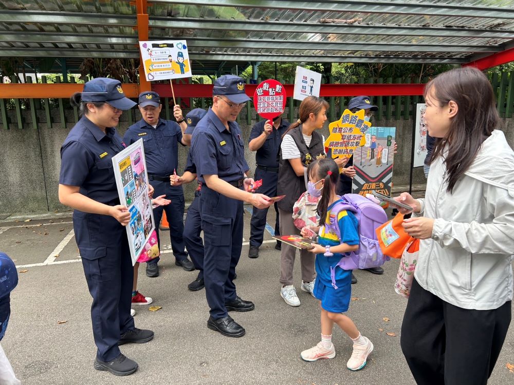 《圖說》板橋分局在板橋國小執行護童勤務。〈市警局提供〉