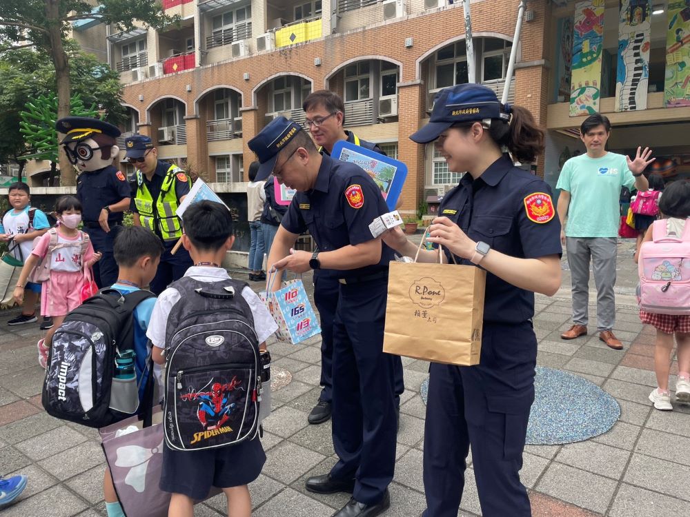 《圖說》海山分局在海山國小執行護童勤務。〈市警局提供〉