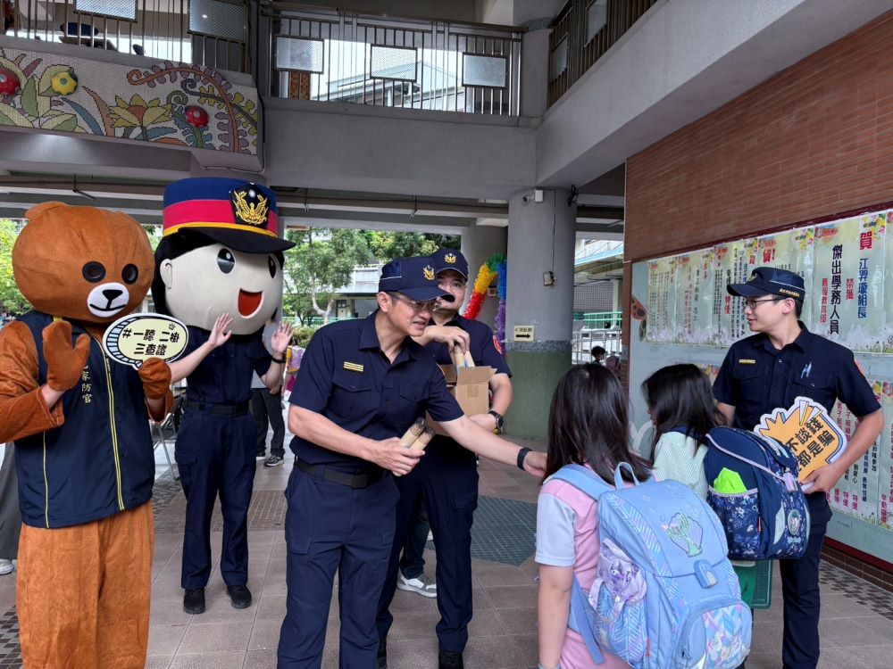 《圖說》新莊分局於思賢國小護童。〈市警局提供〉