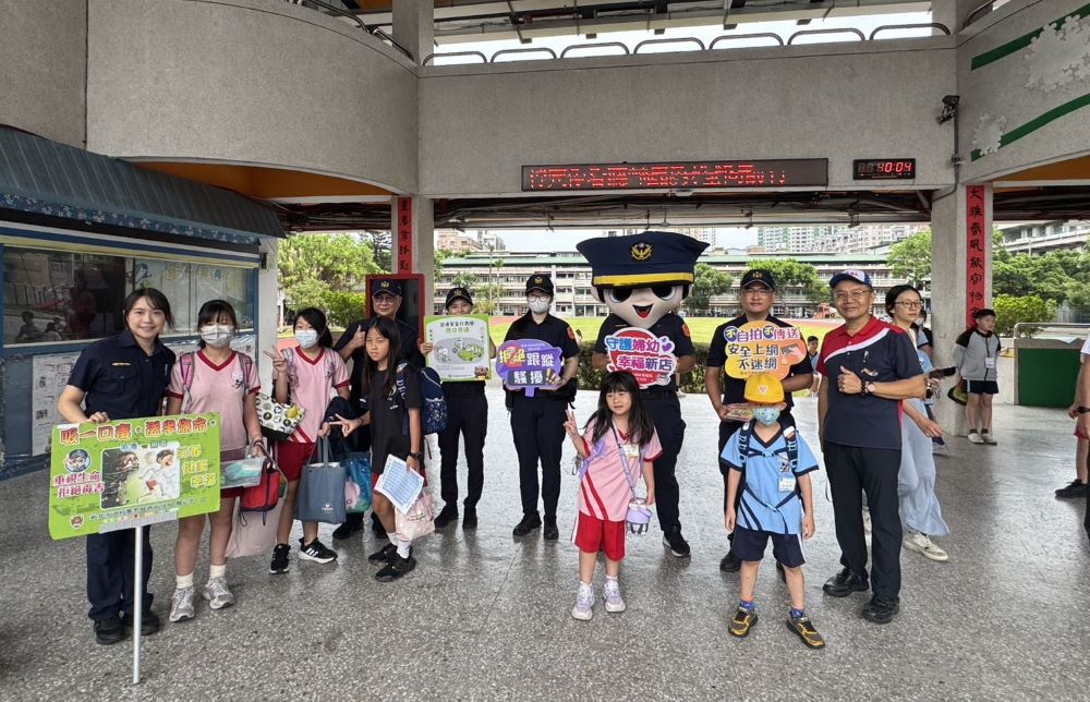 《圖說》新店分局於大豐國小執行護童勤務。〈市警局提供〉