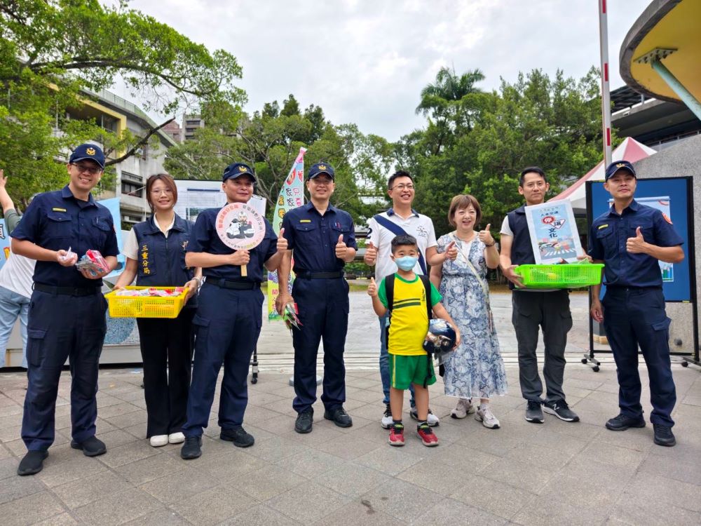 《圖說》三重分局在光興國小執行護童勤務。〈市警局提供〉
