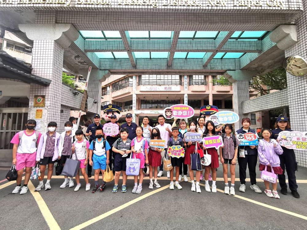 《圖說》土城分局在樂利國小執行護童勤務。〈市警局提供〉