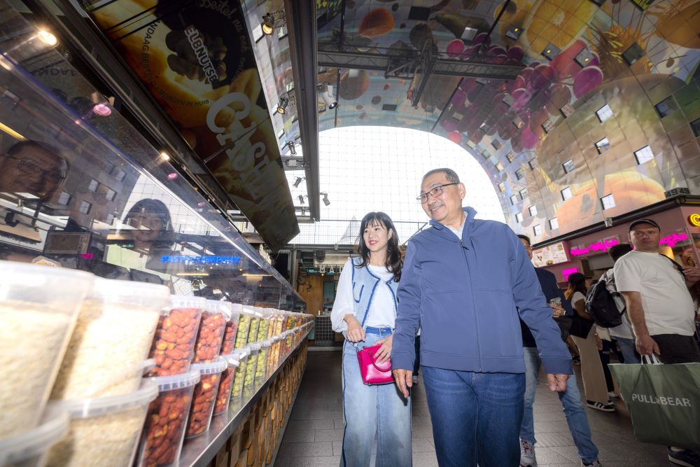 參訪鹿特丹Markthal市場 侯:汲取新北翻新靈感 1 《圖說》新北市長侯友宜率隊走訪荷蘭鹿特丹知名的Markthal市場,體驗這座融合美食、住宅、休閒與藝術的複合空間,左為經發局長盛筱蓉。〈新聞局提供〉