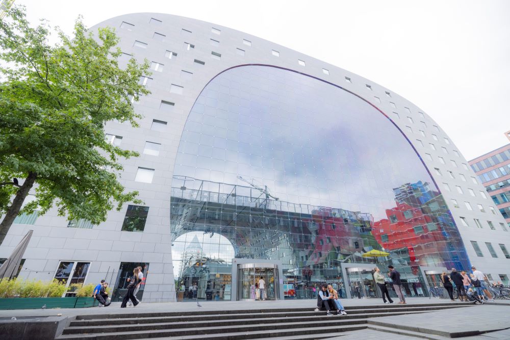 參訪鹿特丹Markthal市場 侯:汲取新北翻新靈感 2 《圖說》Markthal以近十萬平方公尺的規模,結合美食餐飲、零售、住宅、休閒娛樂與停車等多元功能。〈新聞局提供〉