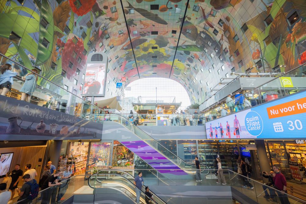 參訪鹿特丹Markthal市場 侯:汲取新北翻新靈感 3 《圖說》Markthal從傳統市場「升級」成觀光熱點,包括拱形建築與40公尺高的拱頂壁畫《Cornucopia》聲名遠播,成為遊客必訪地標。〈新聞局提供〉
