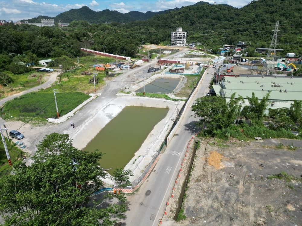 《圖說》檢視土城司法園區內沉砂池及滯洪池空拍照片，確保大雨時可發揮滯洪效果。〈水利局提供〉