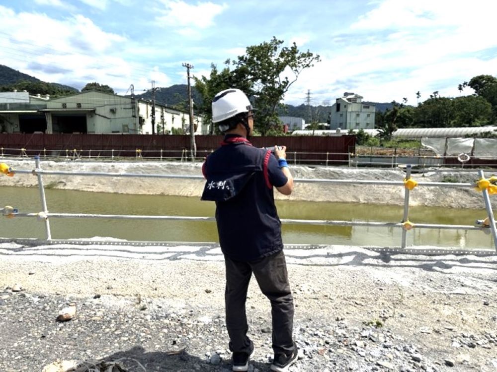 《圖說》水利技師針對重劃工程辦理空拍檢視作業，檢查區內排水狀況。〈水利局提供〉