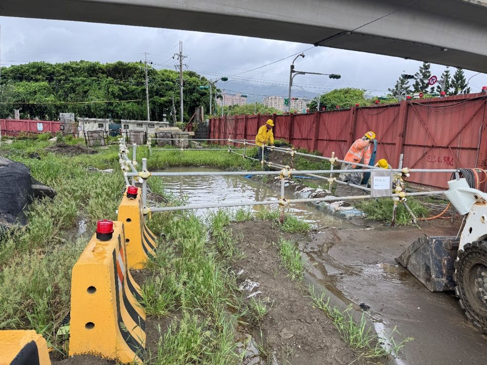 《圖說》淡江大橋工程臨時滯洪設施檢查，降低施工期間工區及周遭道路積水風險。〈水利局提供〉