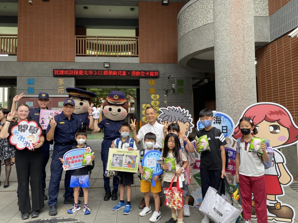 學童上學趣 北投警暖心護童宣導交通安全及識詐觀念 1 %E4%B8%80