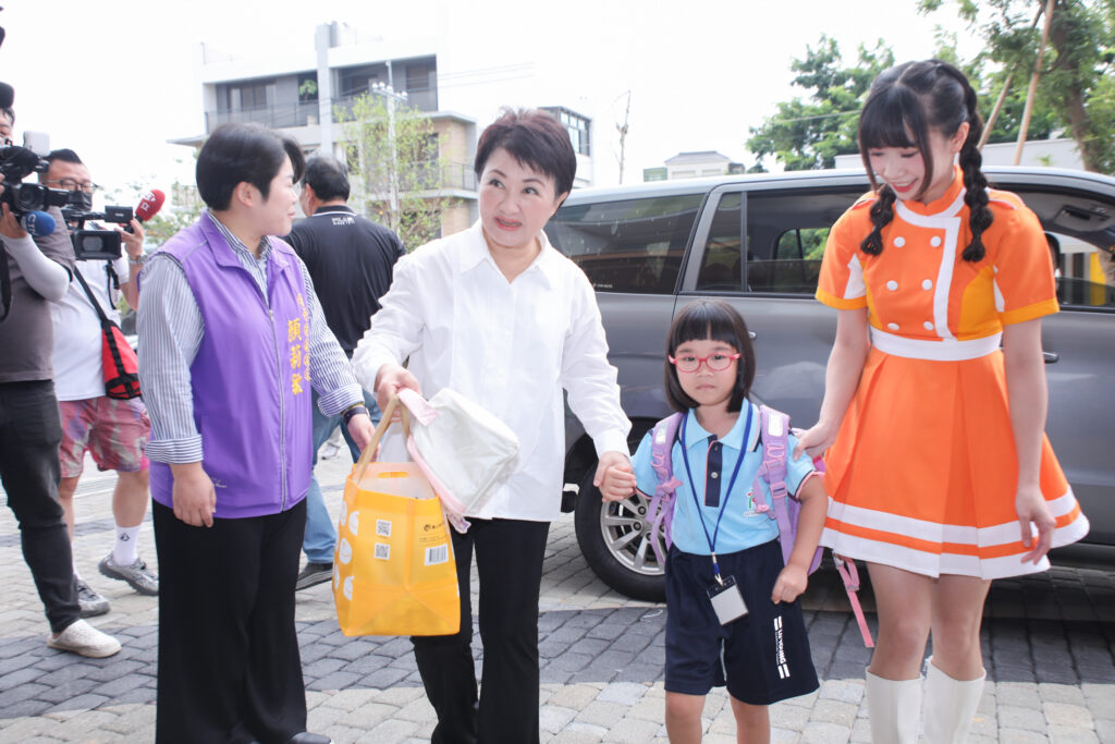 新校園迎新生 盧秀燕見證沙鹿鹿陽國小啟用 3 %E5%B8%82%E9%95%B7%E8%88%87%E5%AD%B8%E7%AB%A5 2