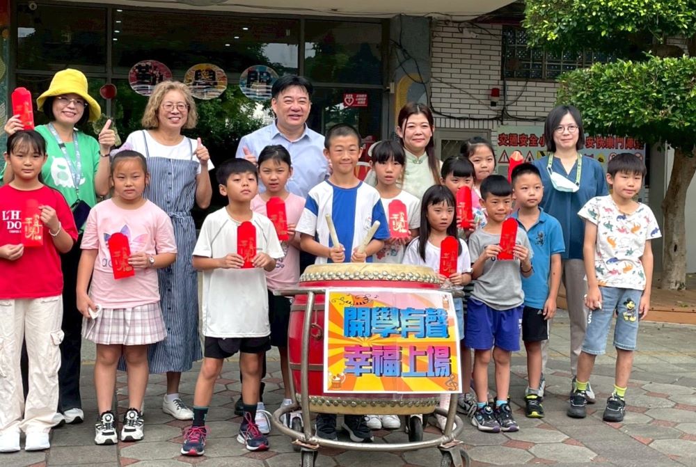 《圖說》興仁國小師長們用心準備的「平安許願包」，為嶄新的學習生活，揭開精彩的序幕。〈興仁國小提供〉
