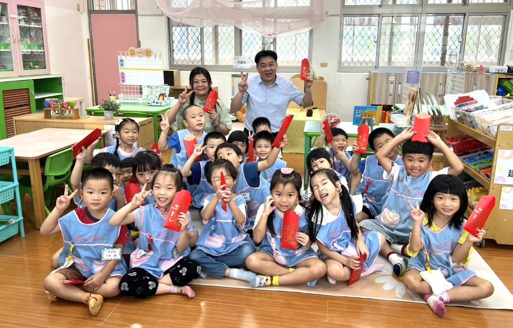 《圖說》興仁國小附幼學生開心拿著平安許願包合影。〈興仁國小提供〉