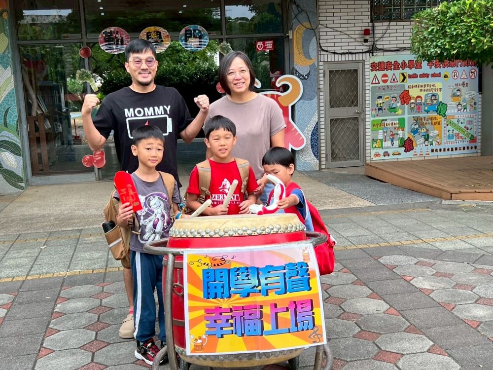 《圖說》家長與孩子一家人擊鼓後開心的合照。〈興仁國小提供〉