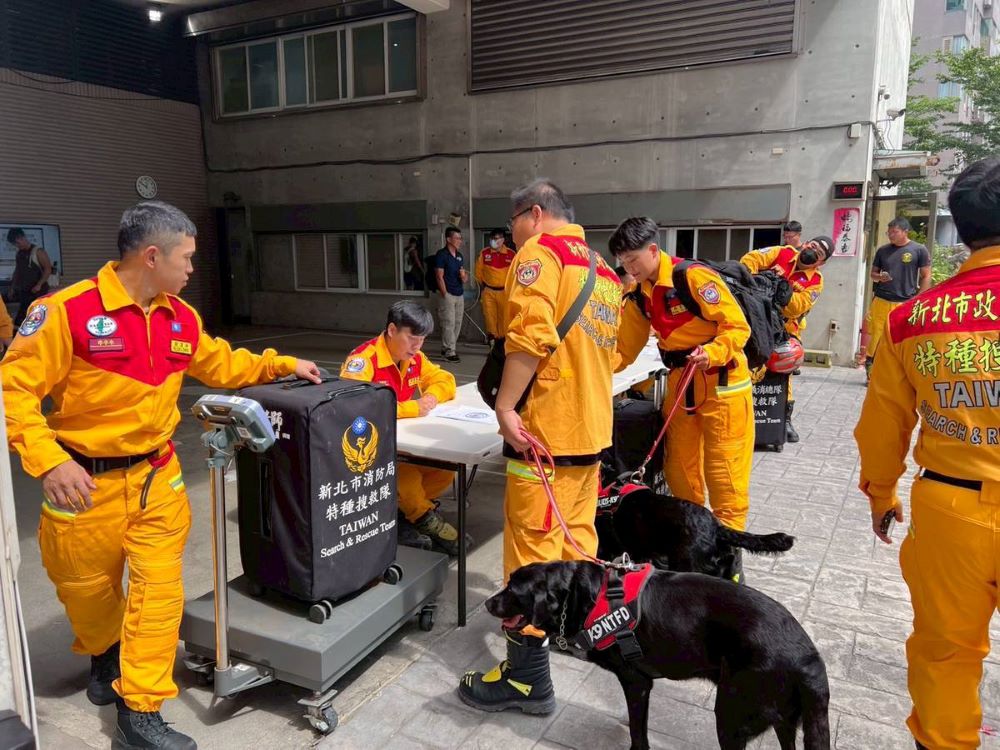《圖說》新北消特搜大隊攜帶艘搜救犬及裝備報到。〈消防局提供〉