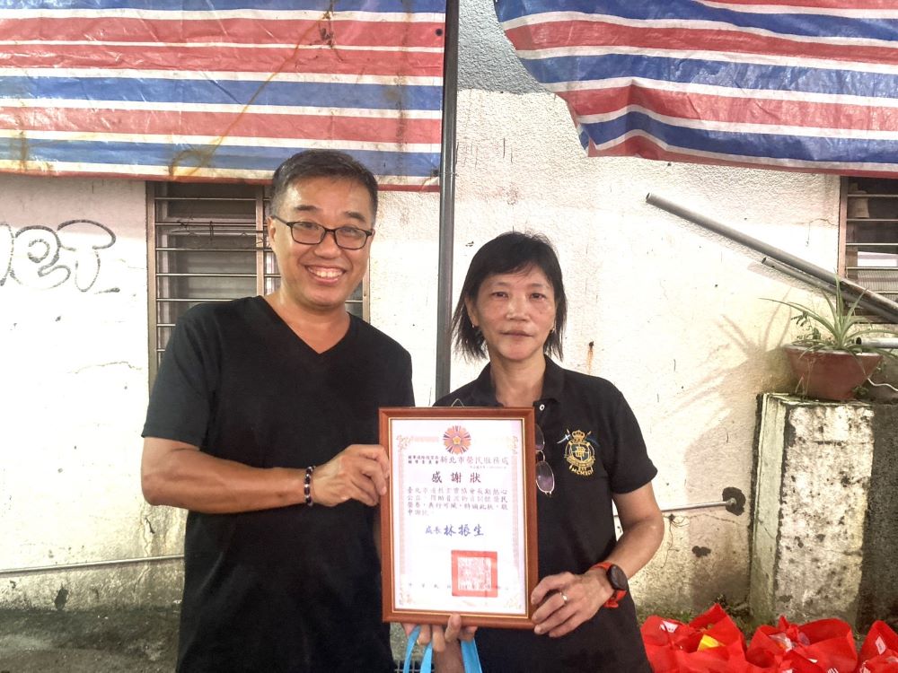 《圖說》秘書長歐素敏(右)代表協會捐贈普渡物資予新北榮服處，副處長李毓錫(左)回贈感謝狀及禮盒表達感謝。〈新北榮服處提供〉