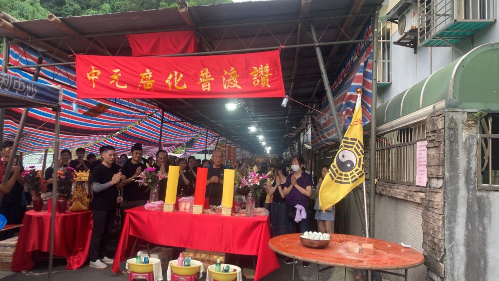 《圖說》臺北市道教玄靈協會舉辦普渡法會，儀式圓滿後捐贈榮服處各項物資，扶助新北榮民家庭日常所需。〈新北榮服處提供〉