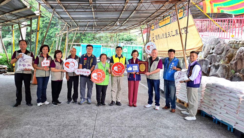 《圖說》八里龜馬山真慶宮在中元普渡過後將供品8000斤白米捐贈給新北市實物銀行，以轉贈給社福機構和弱勢族群。〈社會局提供〉