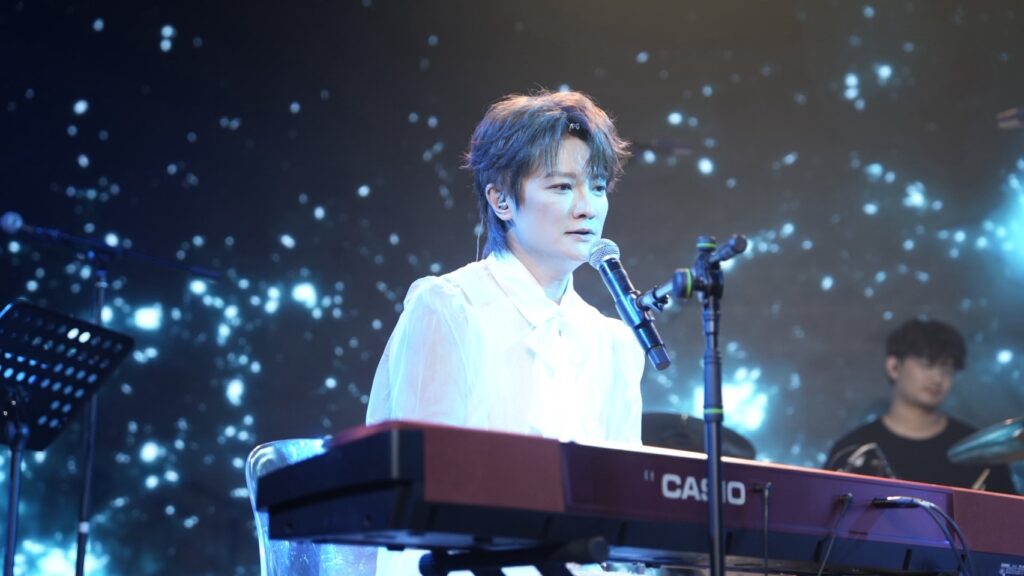 %E9%98%BF%E6%B2%81%E3%80%8A%E8%A8%98%E5%BE%97%E6%84%9B2.0%E3%80%8B%E4%B8%96%E7%95%8C%E5%B7%A1%E6%BC%94%E4%B8%8A%E6%B5%B7%E7%AB%99%E7%9B%9B%E5%A4%A7%E9%96%8B%E5%94%B1%EF%BC%8C%E7%8D%BB%E5%94%B1%E9%80%BE24%E9%A6%96%E8%B7%A8%E6%99%82%E4%BB%A3%E7%B6%93%E5%85%B8%E9%87%91%E6%9B%B2