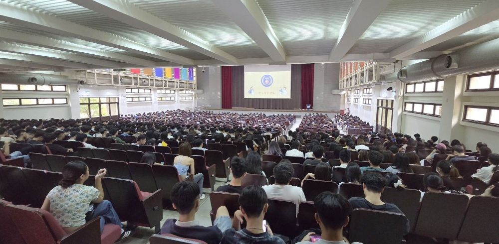 ▲9月1-3日舉行「2025新生體驗營」，全校新生齊聚信智樓，專心參與課程與活動。(圖/原專班提供)