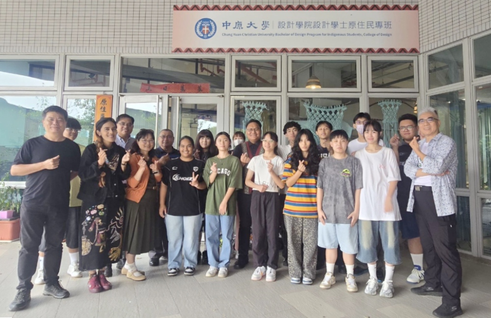 ▲活動最後，師生於熱誠樓原專班入口合影，展現團隊凝聚力。(圖/原專班提供)