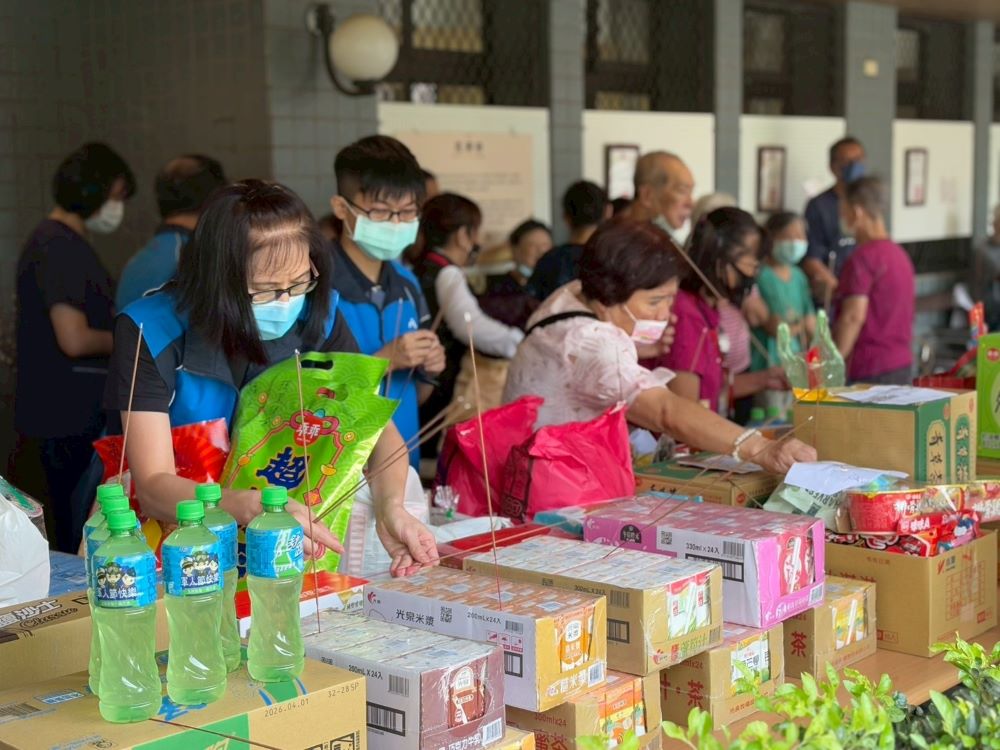 《圖說》八德榮家舉行中元普渡法會 準備祭祀供品敬獻榮靈至誠敬重。〈八德榮家提供〉