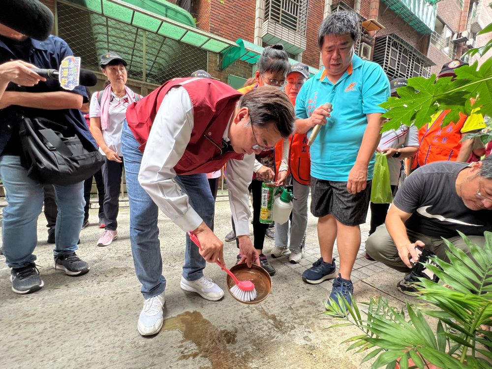 《圖說》劉和然副市長環境巡檢，進行巡倒清刷，清除孳生源二。〈衛生局提供〉