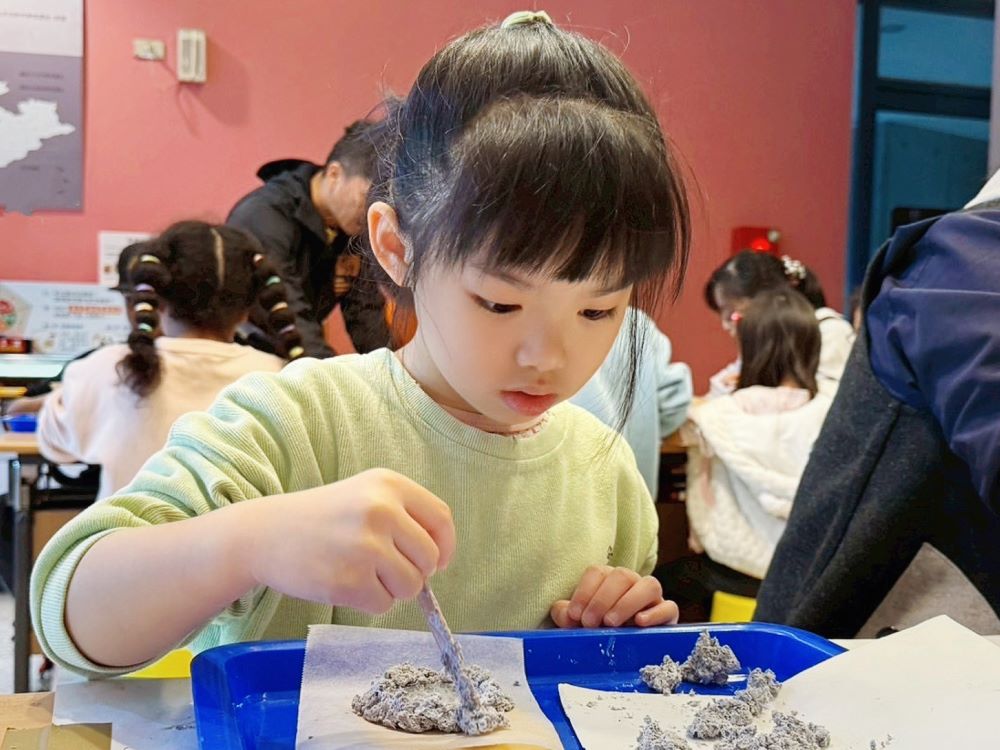 攜手渡船頭商圈推永續 十三行「八里巴巴」環教深化在地文化 1 《圖說》十三綠時尚「鏡然是紙-八里三寶手拿鏡」讓參與者使用回收紙,深度體驗八里農業文化。〈十三行提供〉