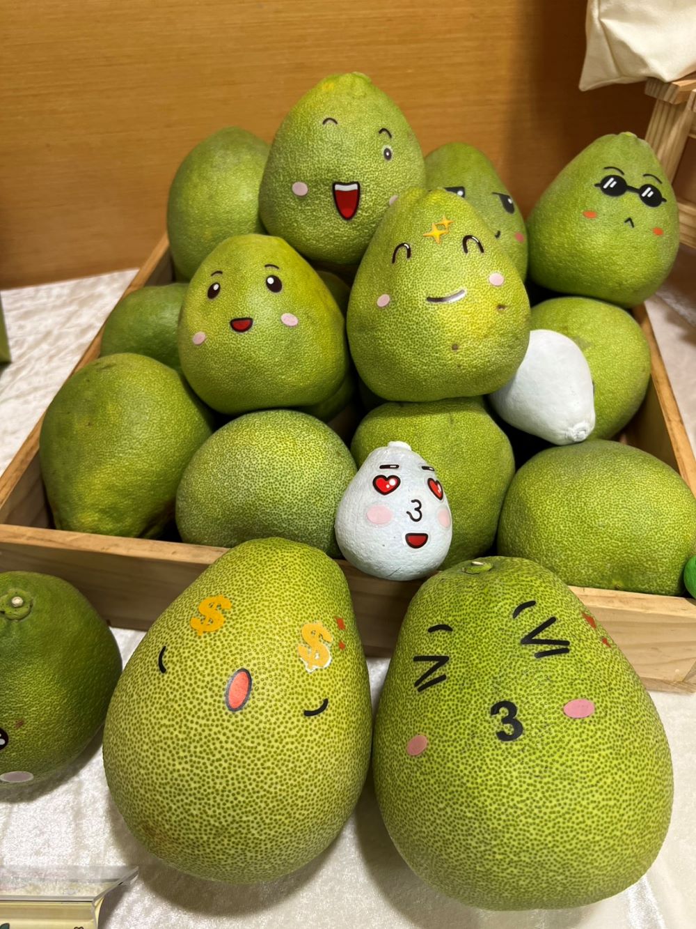 《圖說》新北文旦柚果肉香甜Q彈，也可以作柚柚臉譜DIY。〈記者葉柏成攝〉