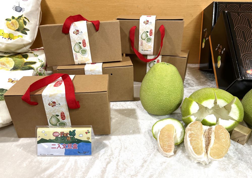 《圖說》新北文旦柚記者會展示文旦柚禮盒。〈記者葉柏成攝〉