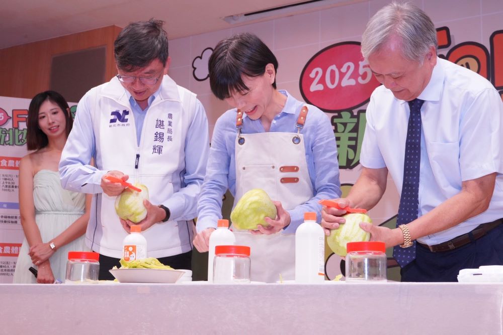 《圖說》農業局長諶錫輝(左)、八里區農會理事長施阿貴(右)與家政達人陳映如(中)共同製作環保柚香清潔劑。〈記者葉柏成攝〉