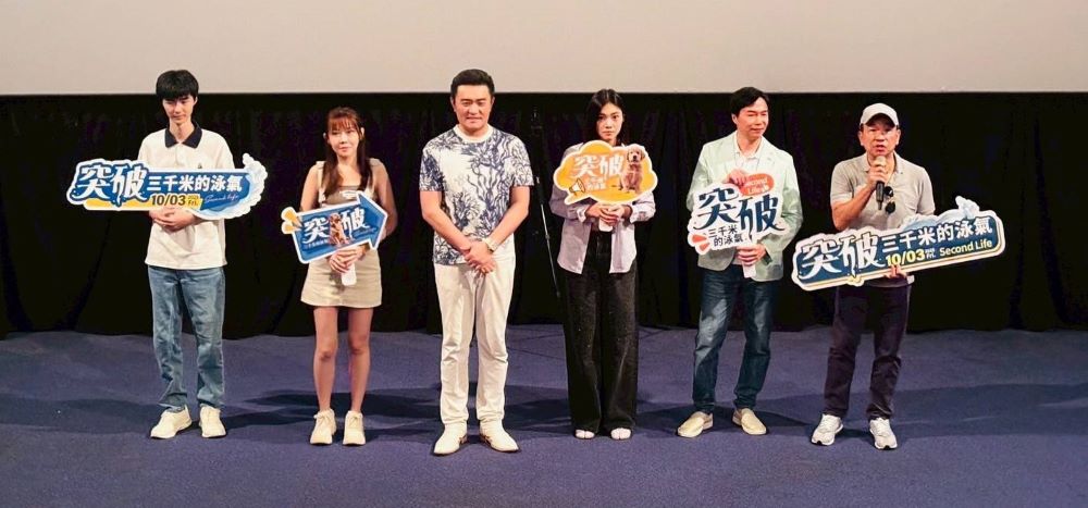 《圖說》電影製片人李㼈（左3）率主要演員到場分享。〈社會局提供〉