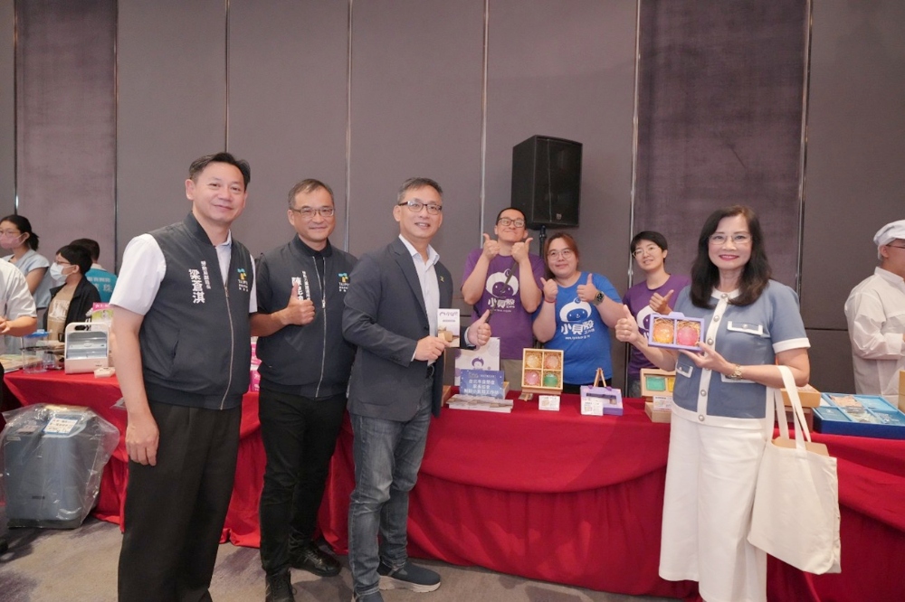▲副市長張溫德與秦慧珠議員現場攤位打氣支持。