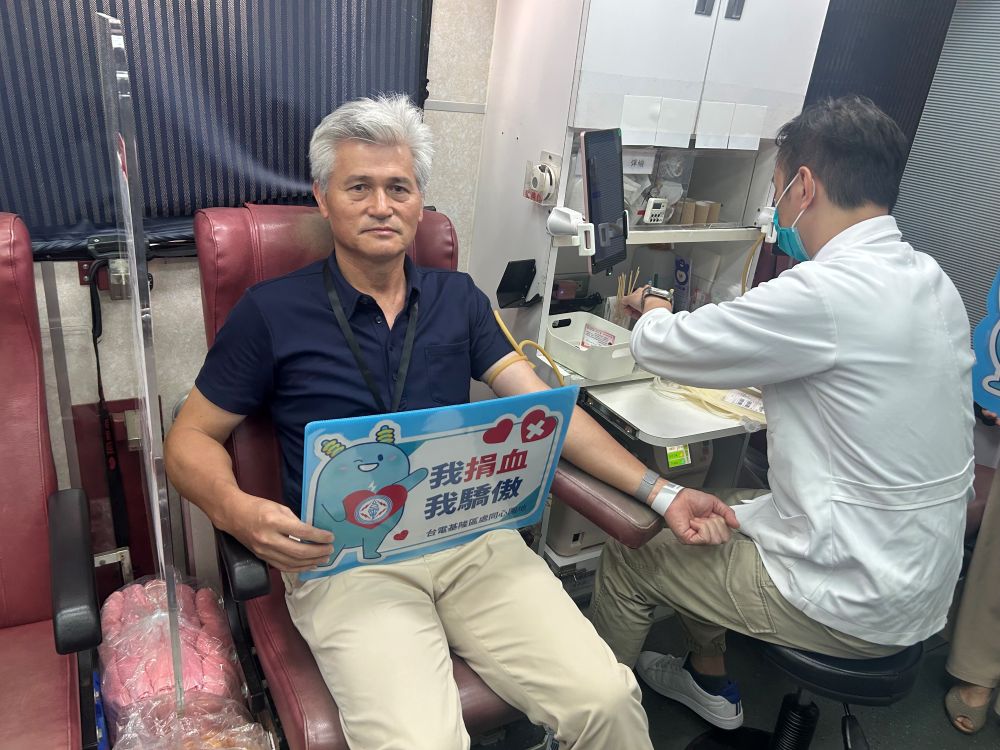《圖說》處長陳据湖率先挽袖作公益。〈台電基隆區處提供〉