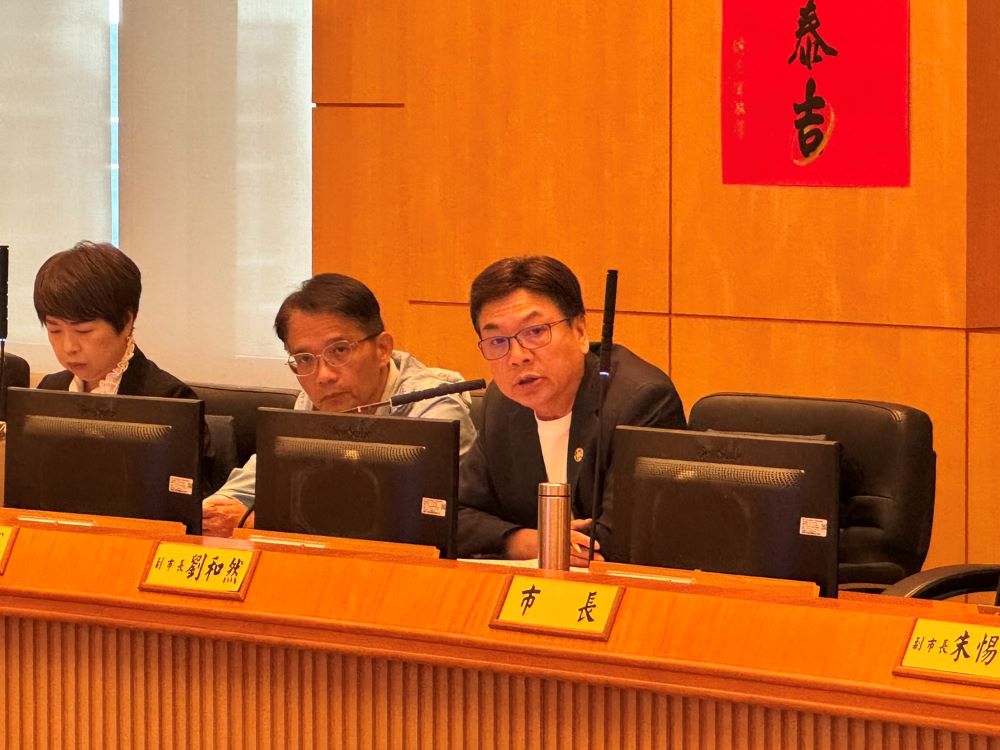 《圖說》劉和然副市長聽取水利局市政會議簡報後，請各單位於汛期期間務必隨時戒備因應。〈水利局提供〉