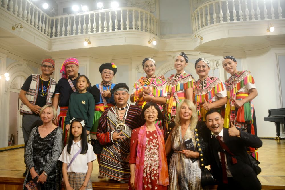 《圖說》莫斯科柴可夫斯基音樂學院「台灣之夜」演出由杵音文化藝術團演唱阿美族「Macacadaay複音」與部落歌謠。宜蘭泰雅青年Yawi‧Hayung以口簧琴和古調與勇士舞曲。掀起全場高潮，爭相合影留念。〈楊孟哲提供〉